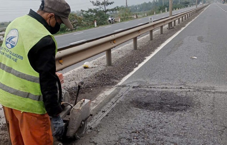 Khẩn trương khắc phục ổ g&agrave; ph&aacute;t sinh tr&ecirc;n quốc lộ 1 qua Huế, Quảng Trị- Ảnh 1.