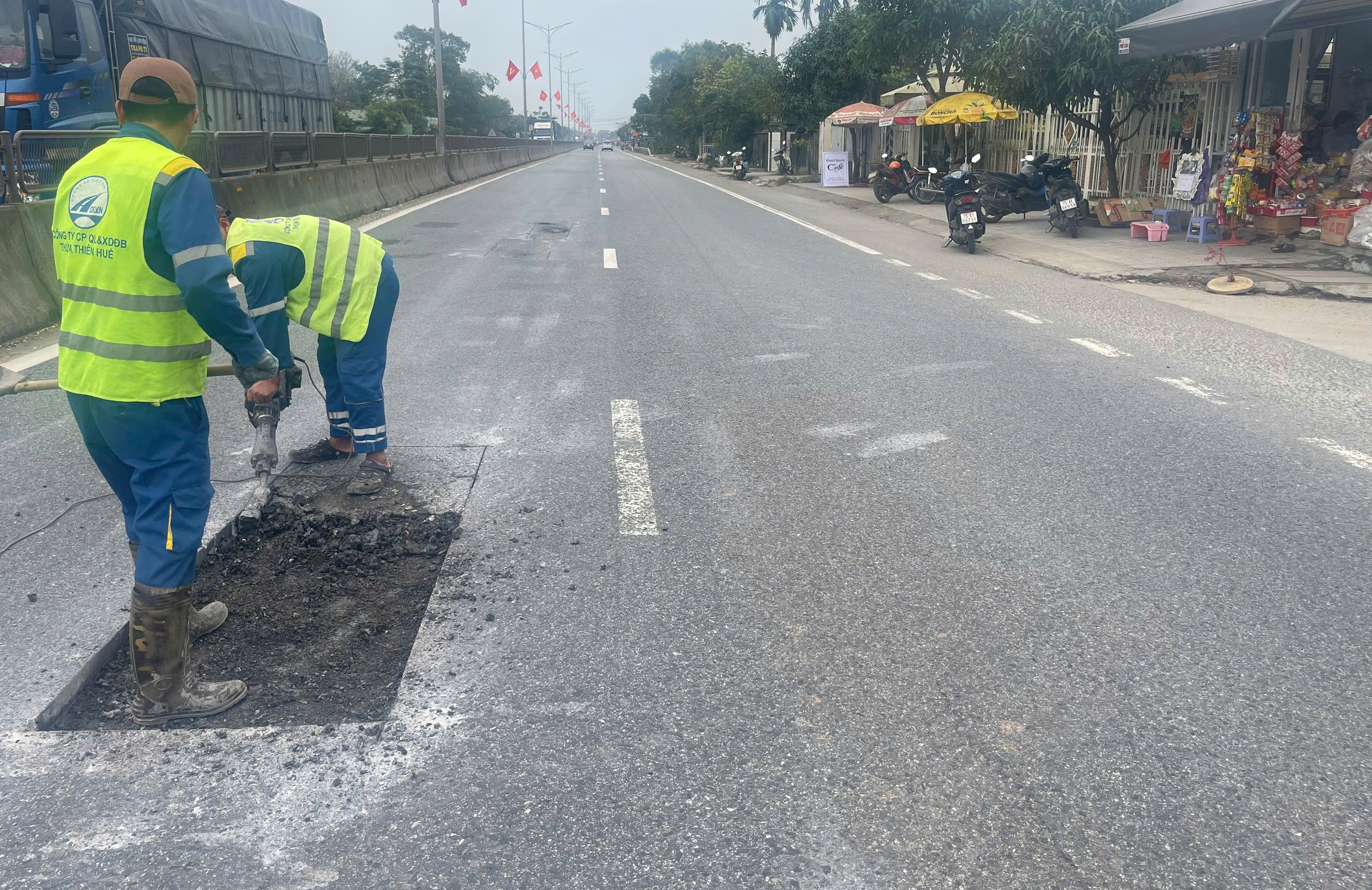 Khẩn trương khắc phục ổ g&agrave; ph&aacute;t sinh tr&ecirc;n quốc lộ 1 qua Huế, Quảng Trị- Ảnh 3.