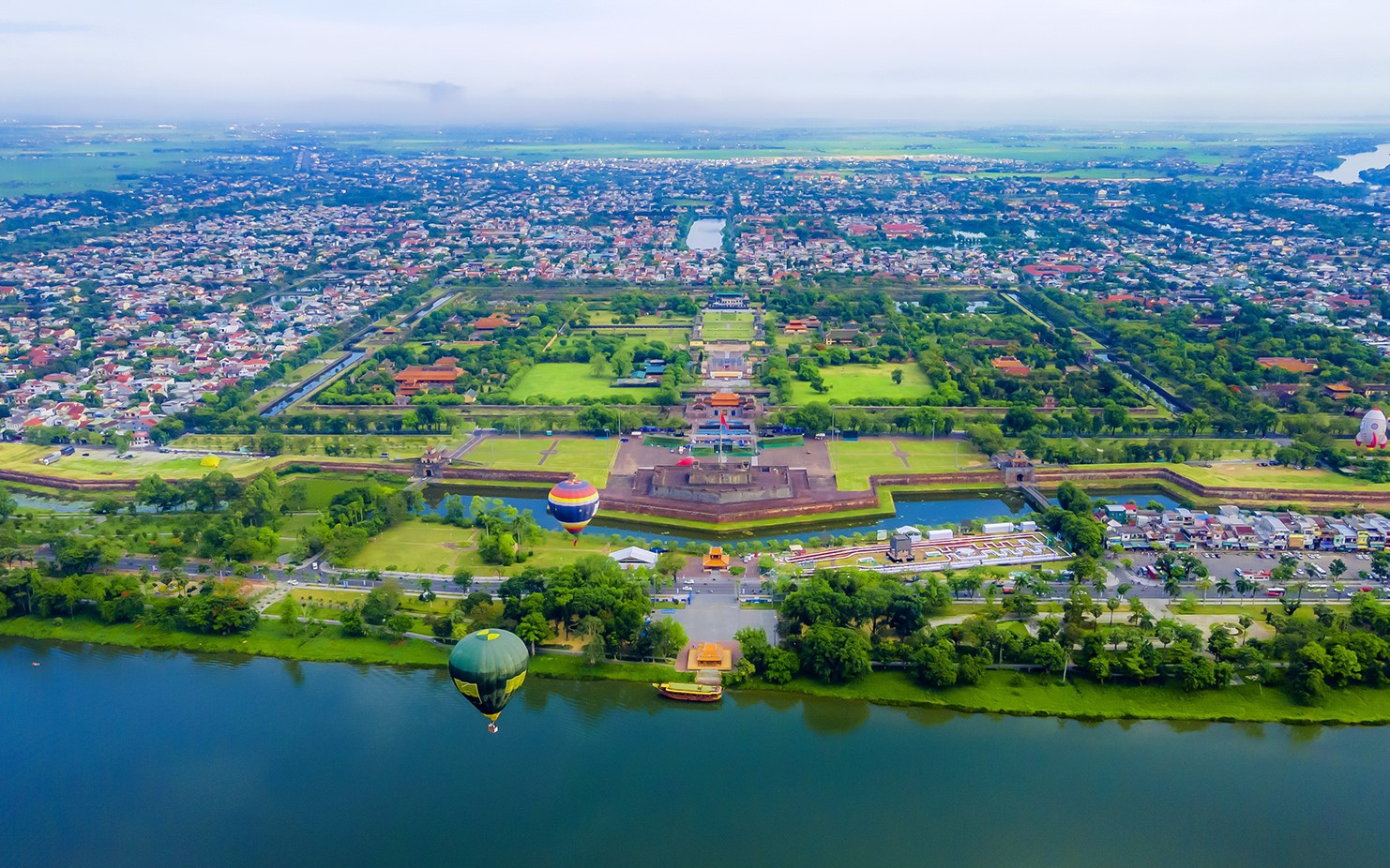 Gấp rút thi công sân khấu nổi trên sông phục vụ khai mạc Năm Du lịch quốc gia 2025- Ảnh 15. Năm Du lịch quốc gia và Festival Huế 2025 được tổ chức thế nào?