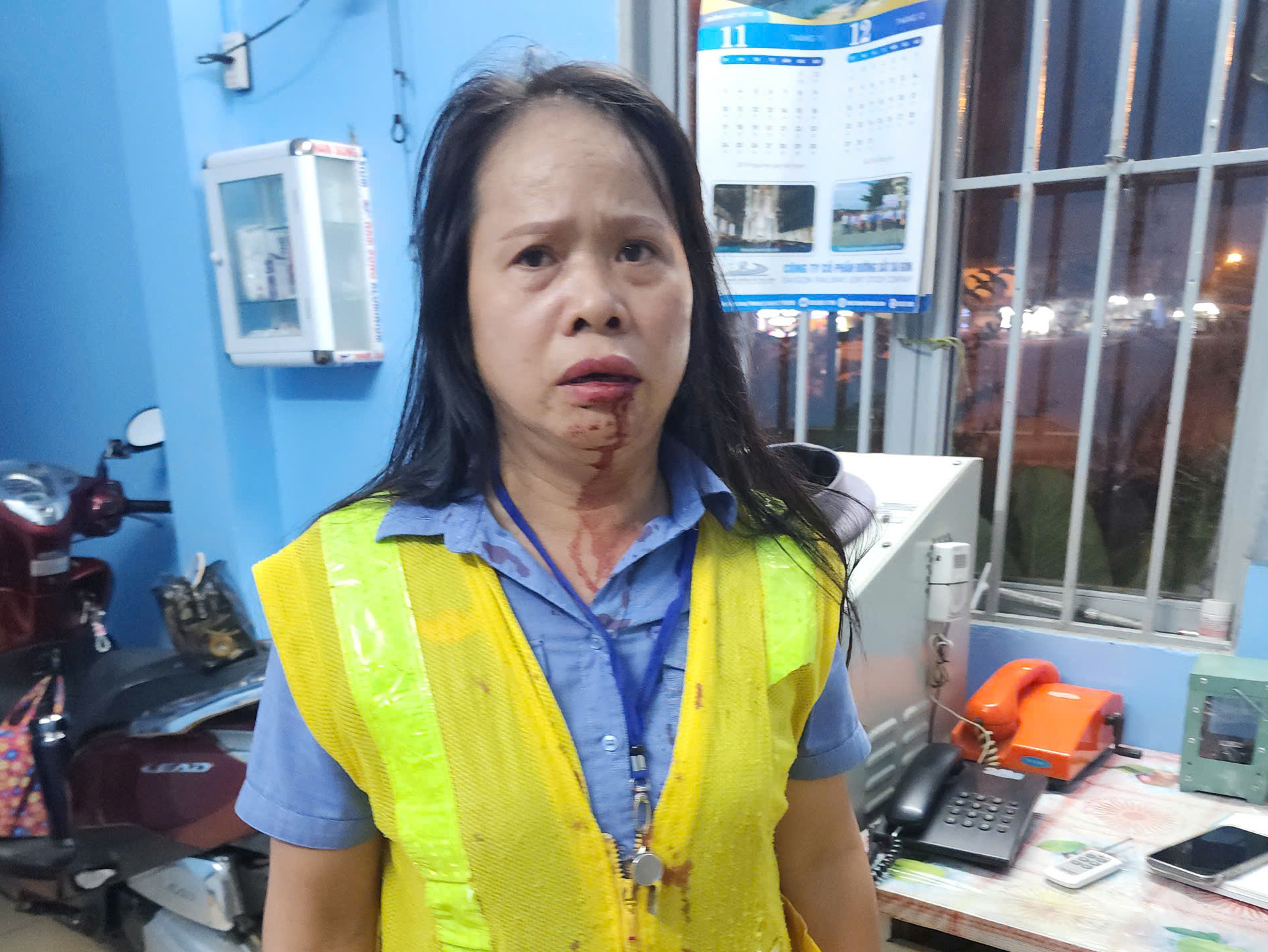 Nữ nh&acirc;n vi&ecirc;n g&aacute;c chắn bị h&agrave;nh hung v&igrave; ngăn người qua đường ngang- Ảnh 1.