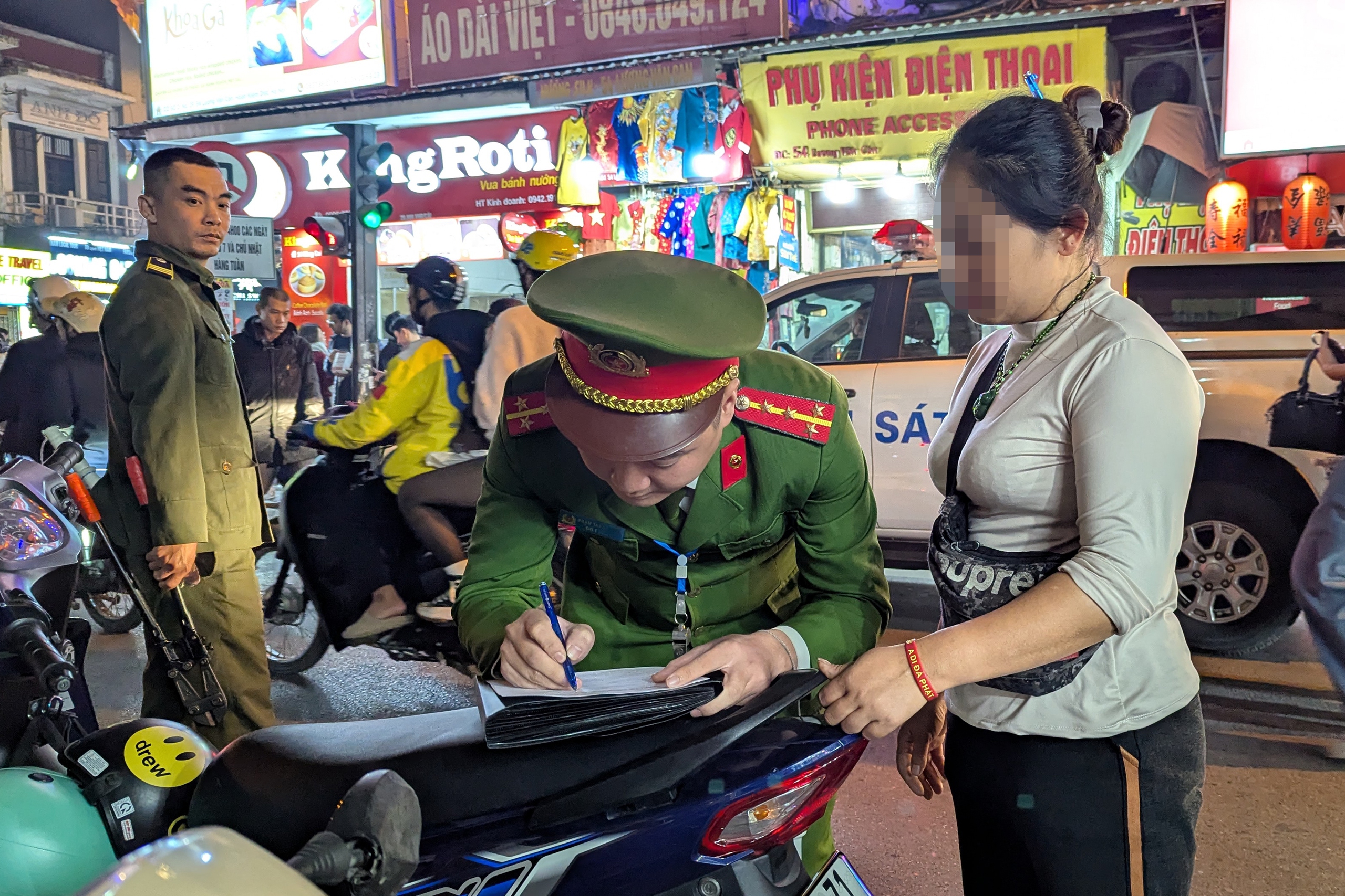 Cảnh s&aacute;t h&oacute;a trang tuần tra, xử l&yacute; b&atilde;i tr&ocirc;ng xe "chặt ch&eacute;m", chiếm đường quanh hồ Gươm- Ảnh 11.