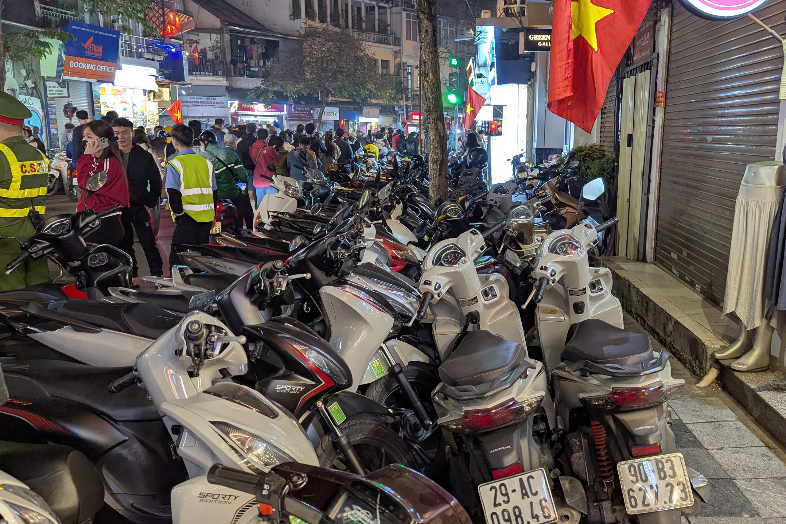 Cảnh s&aacute;t h&oacute;a trang tuần tra, xử l&yacute; b&atilde;i tr&ocirc;ng xe "chặt ch&eacute;m", chiếm đường quanh hồ Gươm- Ảnh 7.