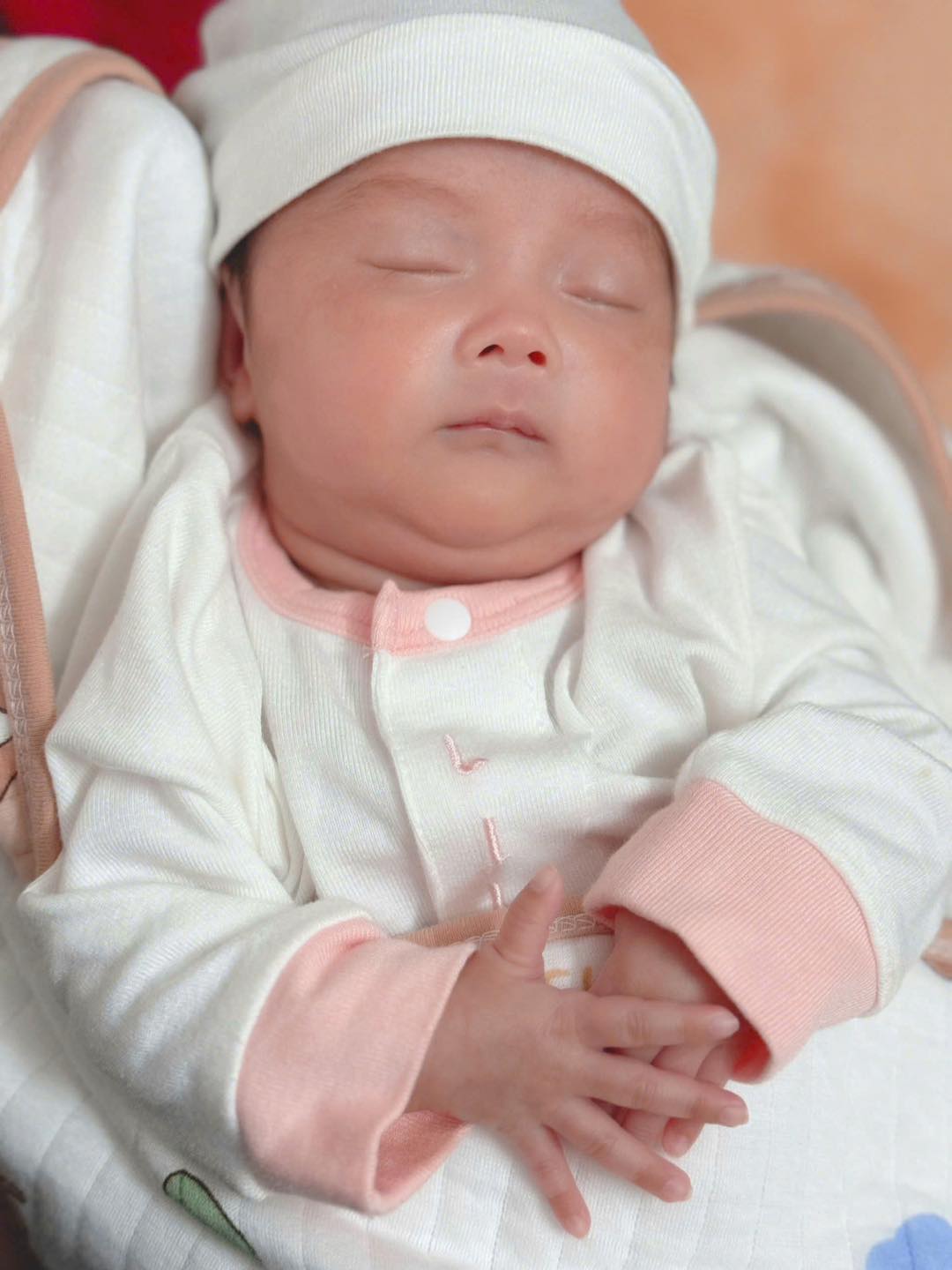 Hi hữu, hai b&eacute; song sinh ch&agrave;o đời c&aacute;ch nhau 5 tuần- Ảnh 1.