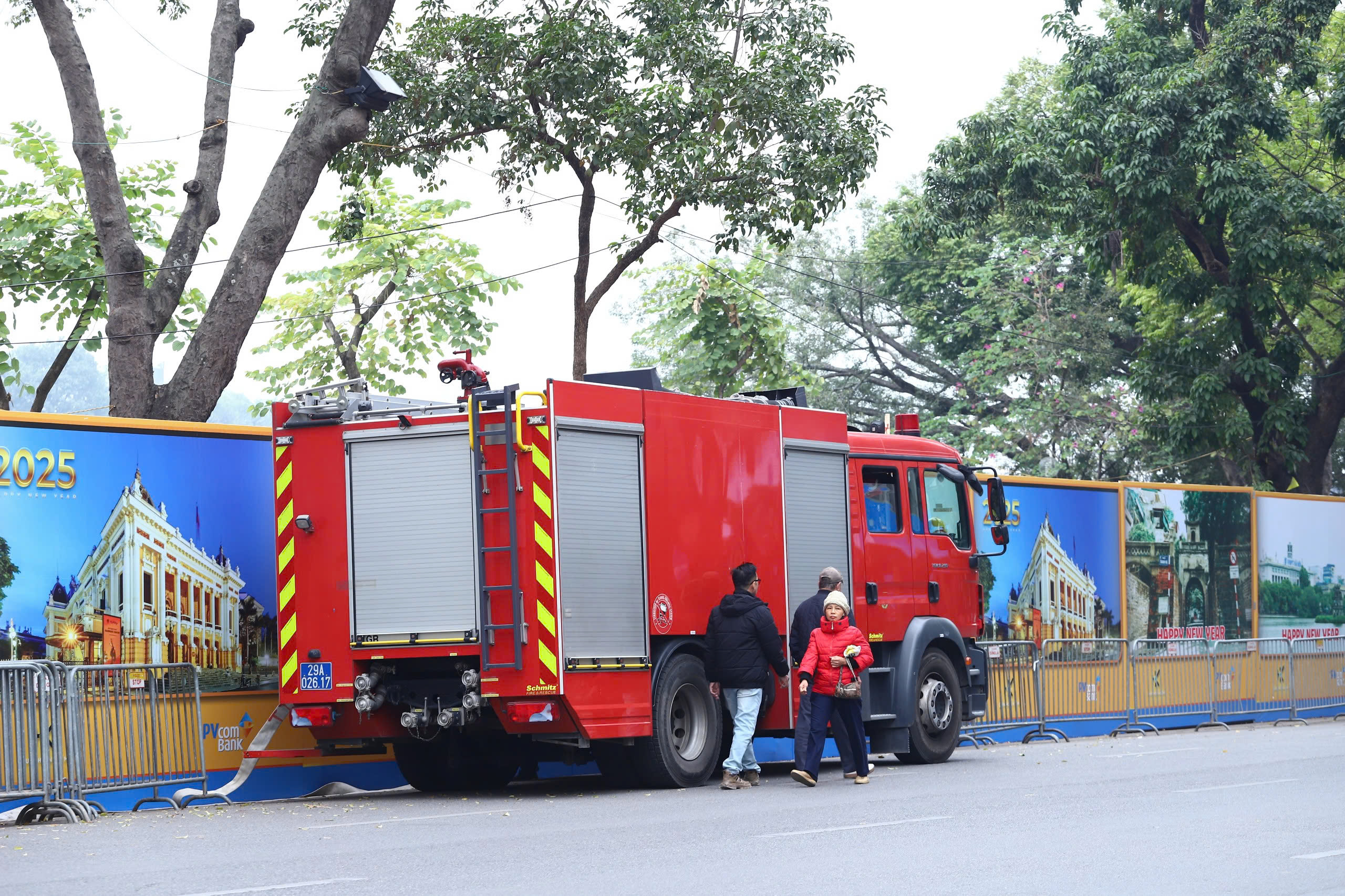 Trận địa ph&aacute;o hoa b&ecirc;n hồ Gươm sẵn s&agrave;ng khai hoả ch&agrave;o năm mới- Ảnh 10.