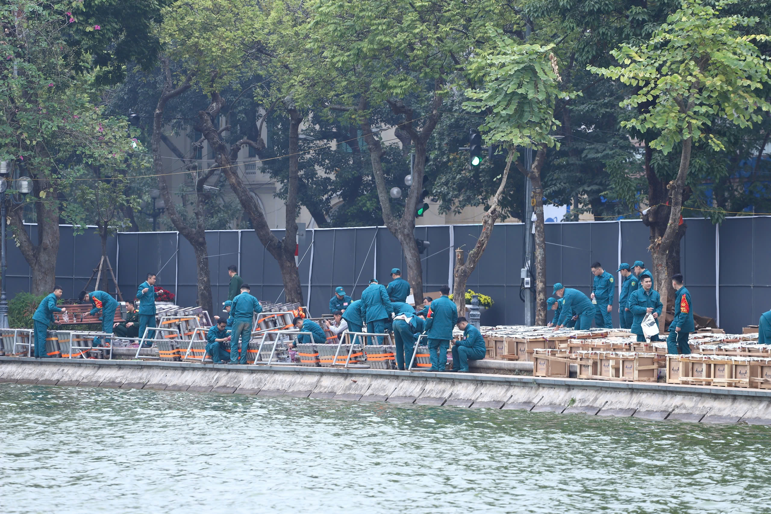 Trận địa ph&aacute;o hoa b&ecirc;n hồ Gươm sẵn s&agrave;ng khai hoả ch&agrave;o năm mới- Ảnh 3.