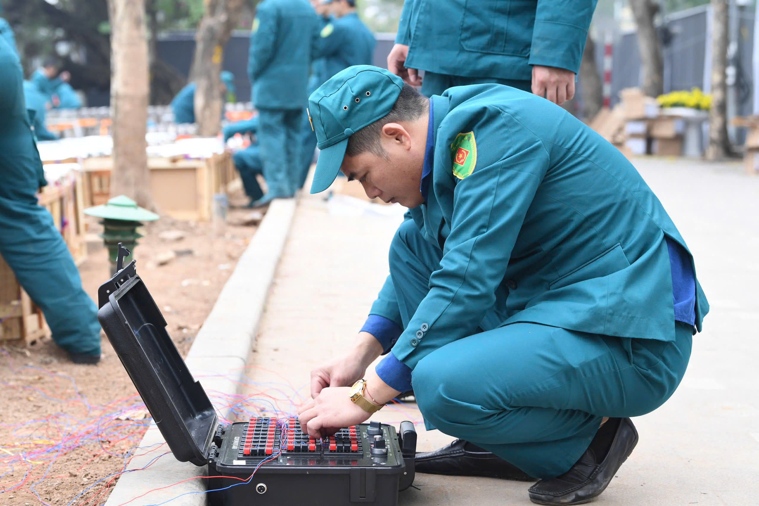 Trận địa ph&aacute;o hoa b&ecirc;n hồ Gươm sẵn s&agrave;ng khai hoả ch&agrave;o năm mới- Ảnh 8.