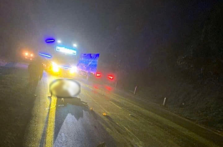 Hai người ng&atilde; ra đường sau va chạm, b&eacute; 12 tuổi bị xe kh&aacute;ch đ&acirc;m tử vong- Ảnh 1.