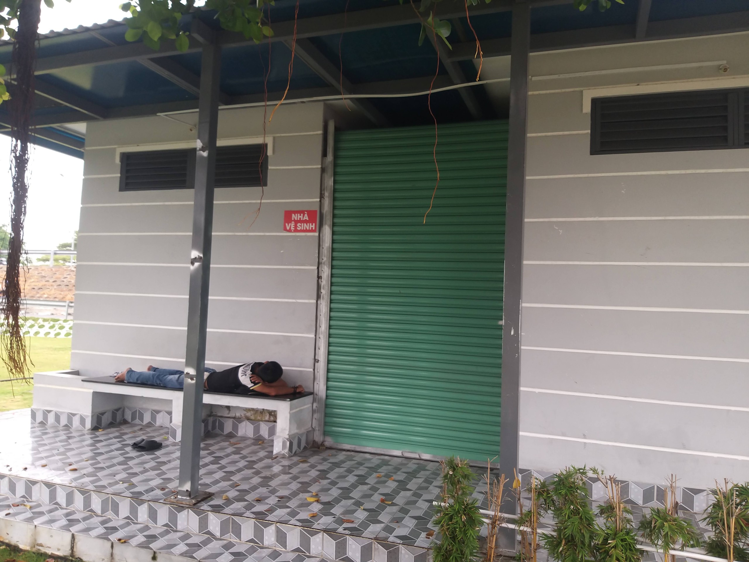 C&ocirc;ng vi&ecirc;n trăm tỷ ở Long An hoạt động 2 năm đ&atilde; xuống cấp nặng- Ảnh 1.