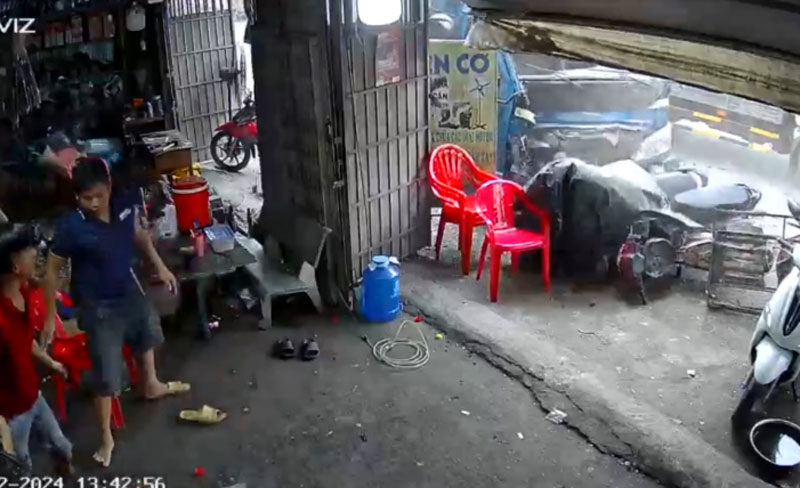 Xe tải h&uacute;c trụ điện rồi t&ocirc;ng v&agrave;o xe m&aacute;y trước nh&agrave; d&acirc;n.