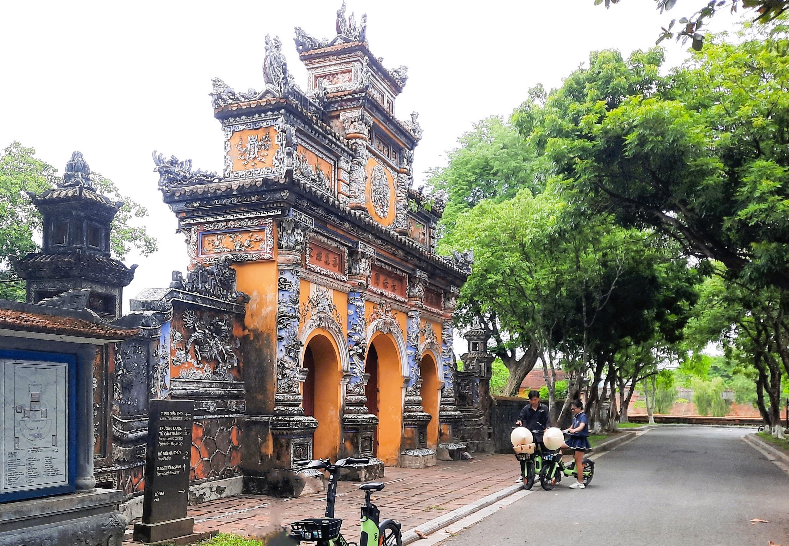Du kh&aacute;ch th&iacute;ch th&uacute; trải nghiệm tham quan c&aacute;c điểm di t&iacute;ch Huế c&ugrave;ng xe đạp th&ocirc;ng minh- Ảnh 3.
