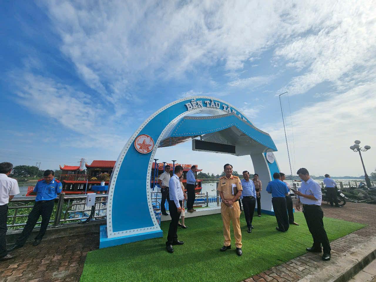 Du thuyền 2 tầng neo đậu tr&ecirc;n s&ocirc;ng V&agrave;m Cỏ T&acirc;y Long An đang chờ kiểm định- Ảnh 1.