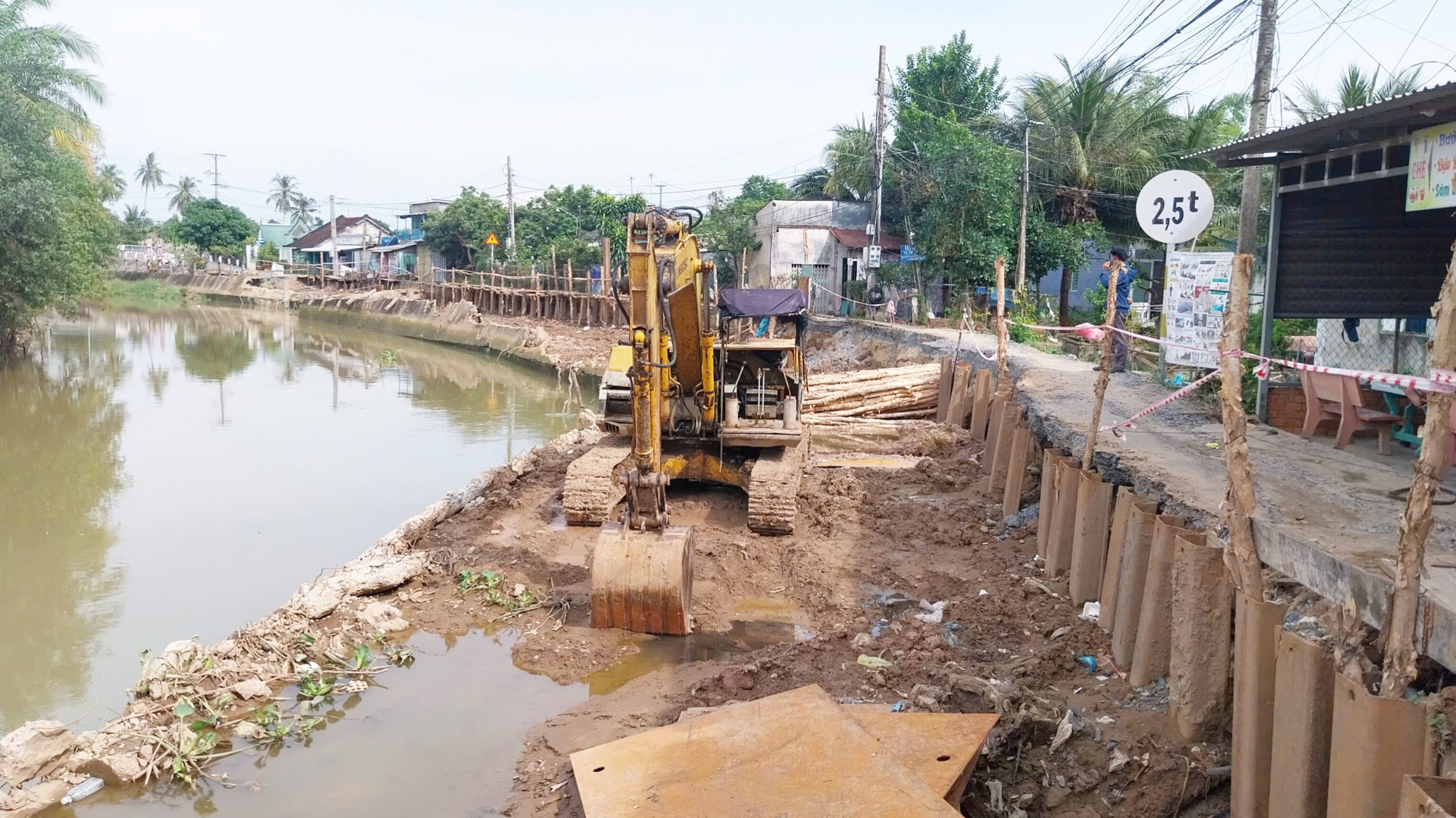 Đồng Tháp: Khắc phục tuyến đường sạt lở nhằm đảm bảo an toàn giao thông- Ảnh 2. Đồng Tháp: Khắc phục tuyến đường sạt lở nhằm đảm bảo an toàn giao thông- Ảnh 2.