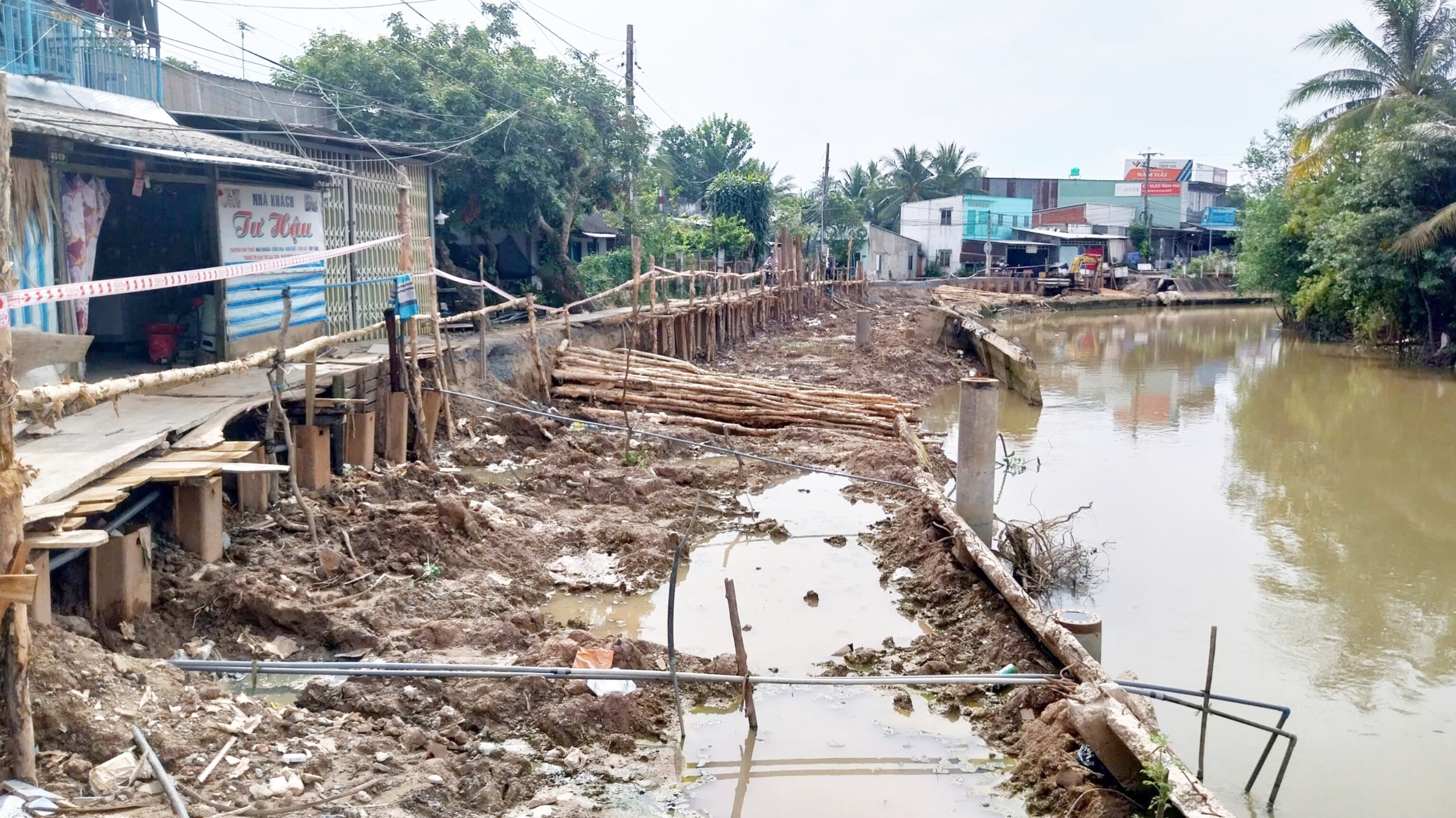 Đồng Tháp: Khắc phục tuyến đường sạt lở nhằm đảm bảo an toàn giao thông- Ảnh 4. Đồng Tháp: Khắc phục tuyến đường sạt lở nhằm đảm bảo an toàn giao thông- Ảnh 4.