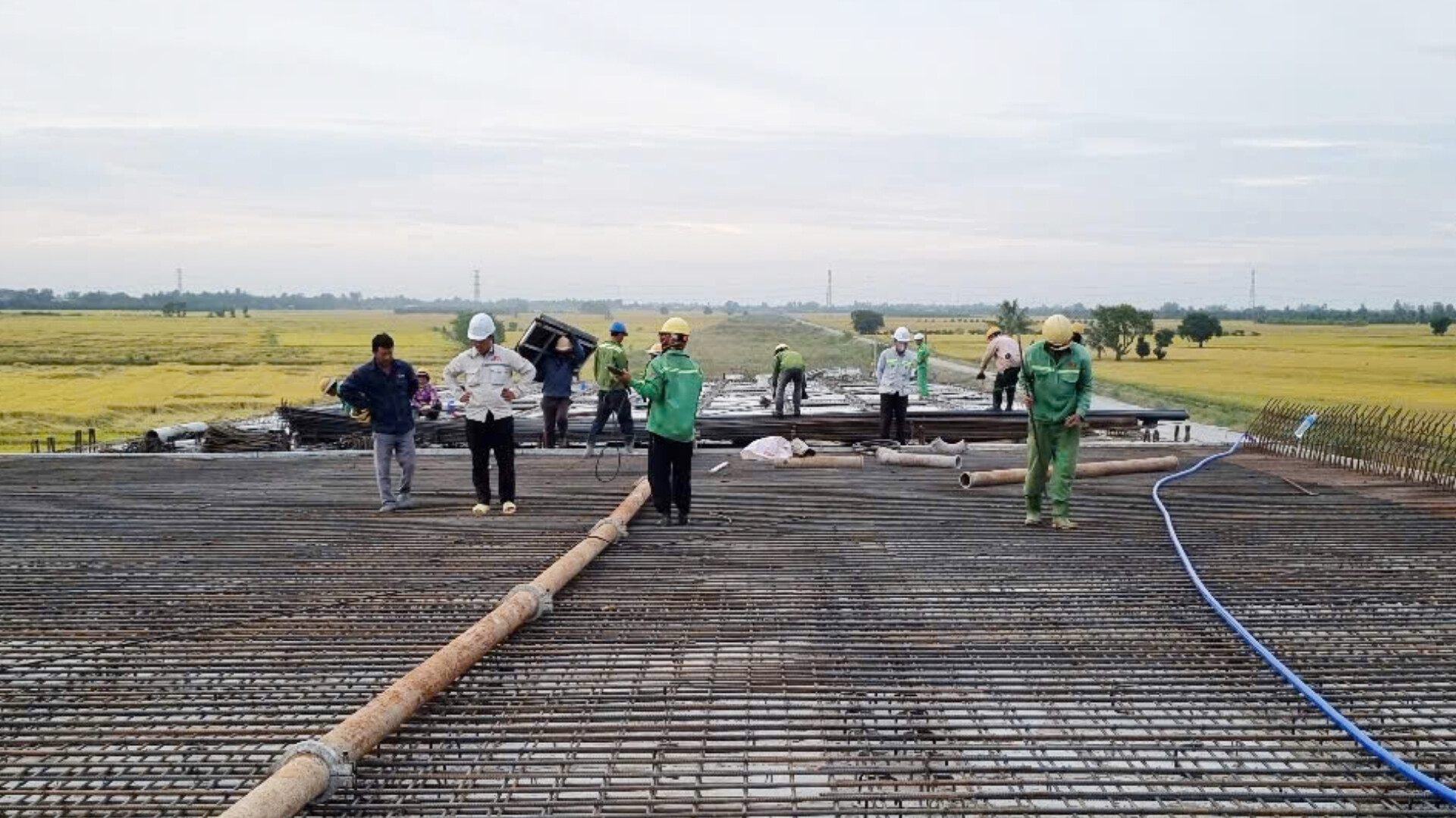 Cao tốc Ch&acirc;u Đốc - Cần Thơ - S&oacute;c Trăng: Tăng gấp đ&ocirc;i nh&acirc;n lực, đẩy nhanh tiến độ thi c&ocirc;ng- Ảnh 1.