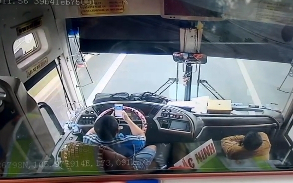 Phạt t&agrave;i xế l&aacute;i &ocirc; t&ocirc; kh&aacute;ch bằng khuỷu tay, bấm điện thoại nhoay nho&aacute;y tr&ecirc;n cao tốc