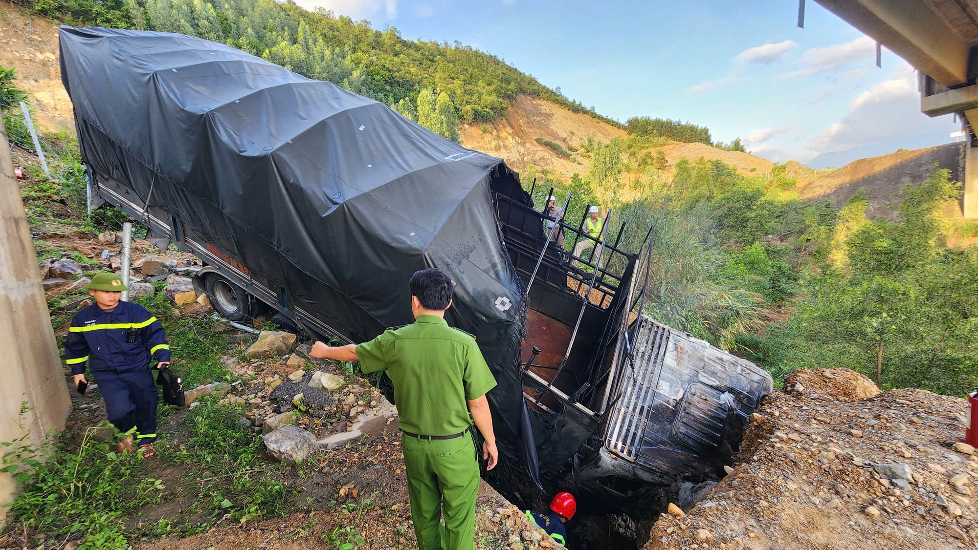 Xe tải rơi xuống vực đường Hồ Ch&iacute; Minh đoạn La Sơn - H&ograve;a Li&ecirc;n- Ảnh 1.