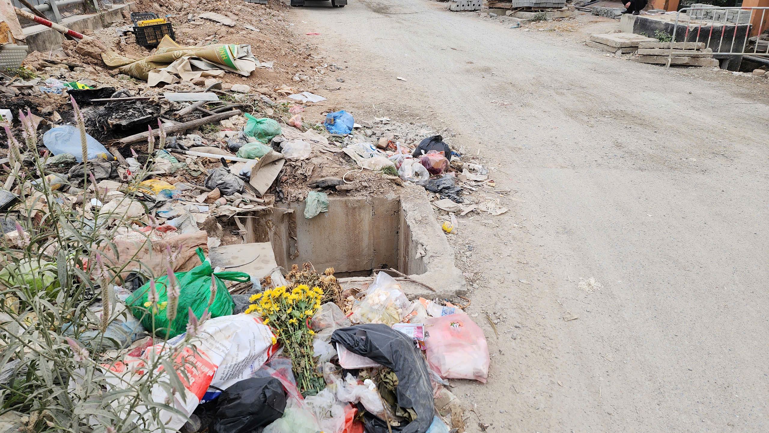 Dân khổ vì dự án nghìn tỷ thi công kiểu đối phó giữa Thủ đô- Ảnh 13. Dân khổ vì dự án nghìn tỷ thi công kiểu đối phó giữa Thủ đô- Ảnh 13.