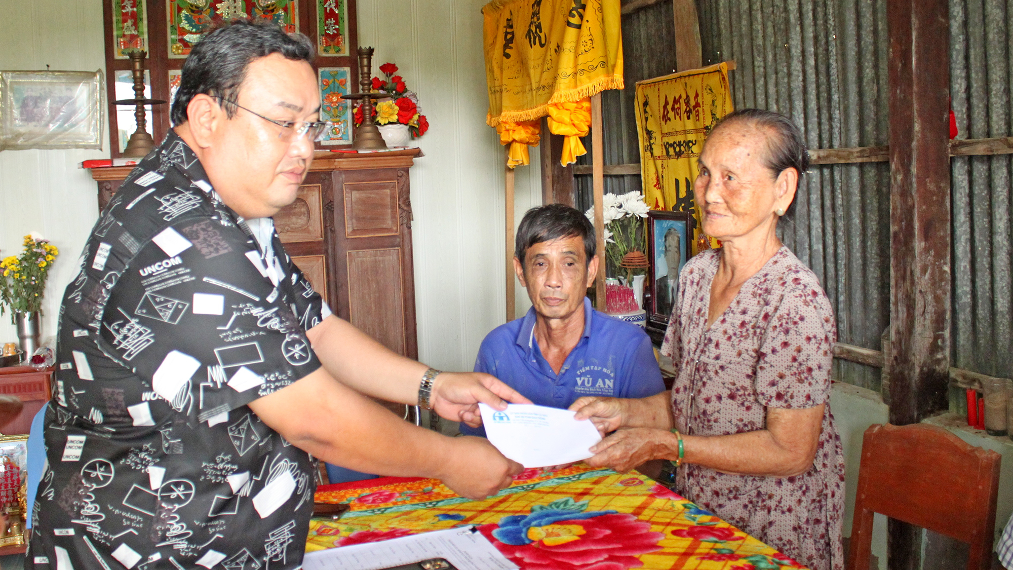 Gia cảnh c&ugrave;ng quẫn khi chồng mất, vợ liệt giường sau tai nạn- Ảnh 1.