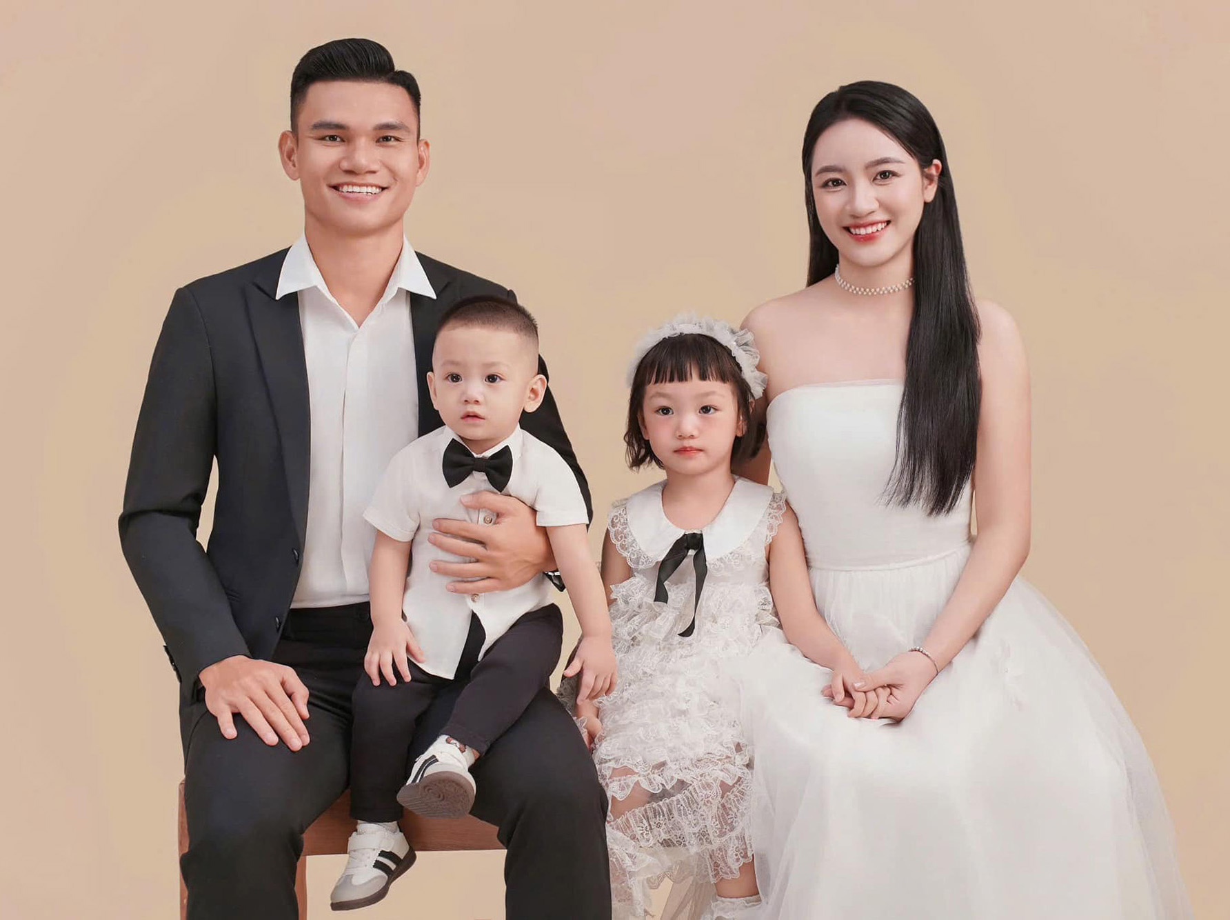 H&agrave;nh tr&igrave;nh đổi đời của &ldquo;cầu thủ ngh&egrave;o nhất Việt Nam&rdquo; - Ảnh 2.
