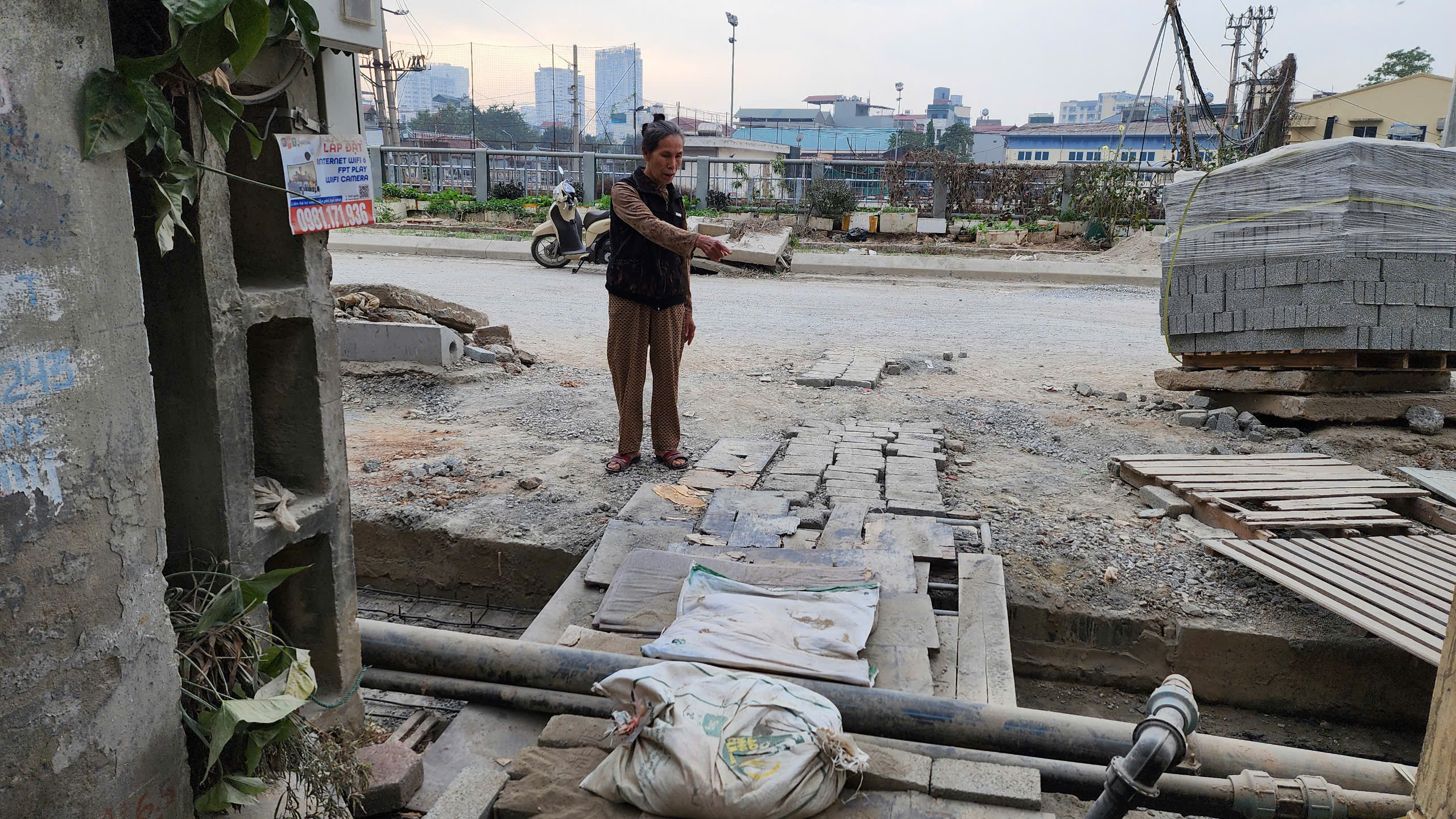 Dân khổ vì dự án nghìn tỷ thi công kiểu đối phó giữa Thủ đô- Ảnh 20. Dân khổ vì dự án nghìn tỷ thi công kiểu đối phó giữa Thủ đô- Ảnh 20.