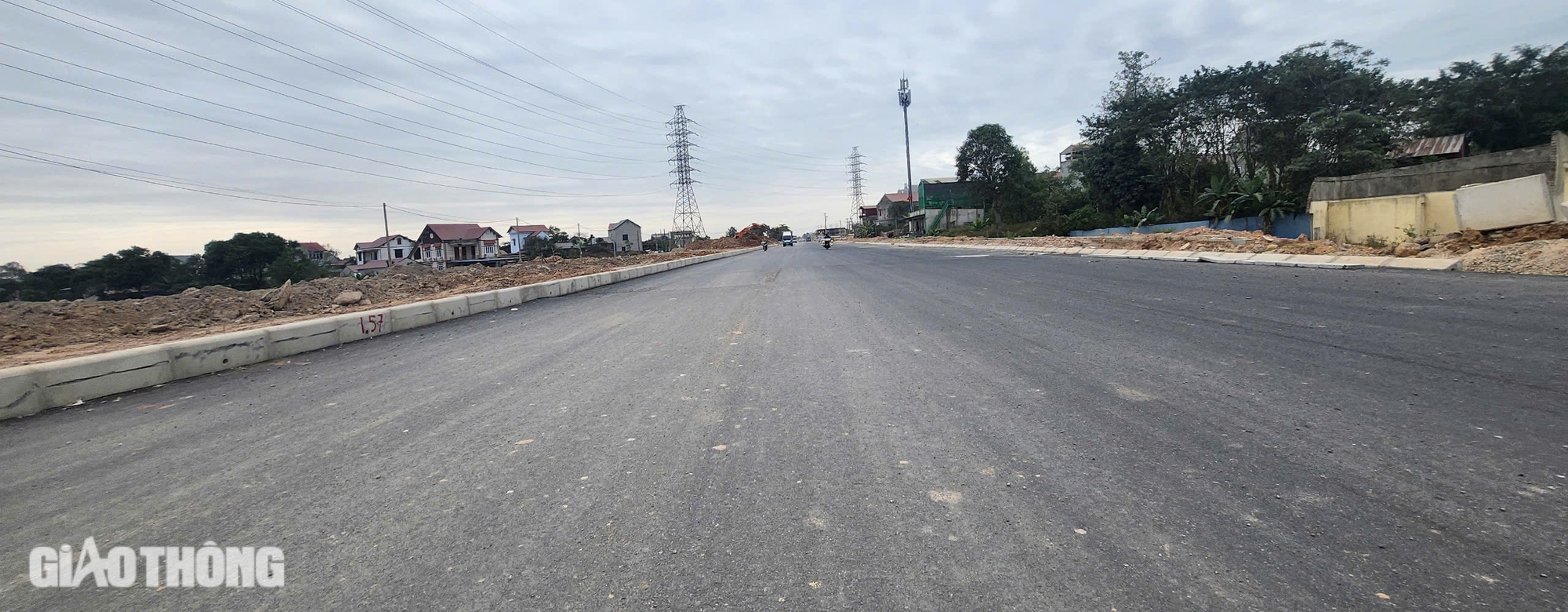 Nguy hiểm r&igrave;nh rập ở ng&atilde; tư giao cắt với đường li&ecirc;n v&ugrave;ng tại Th&aacute;i Nguy&ecirc;n- Ảnh 1.