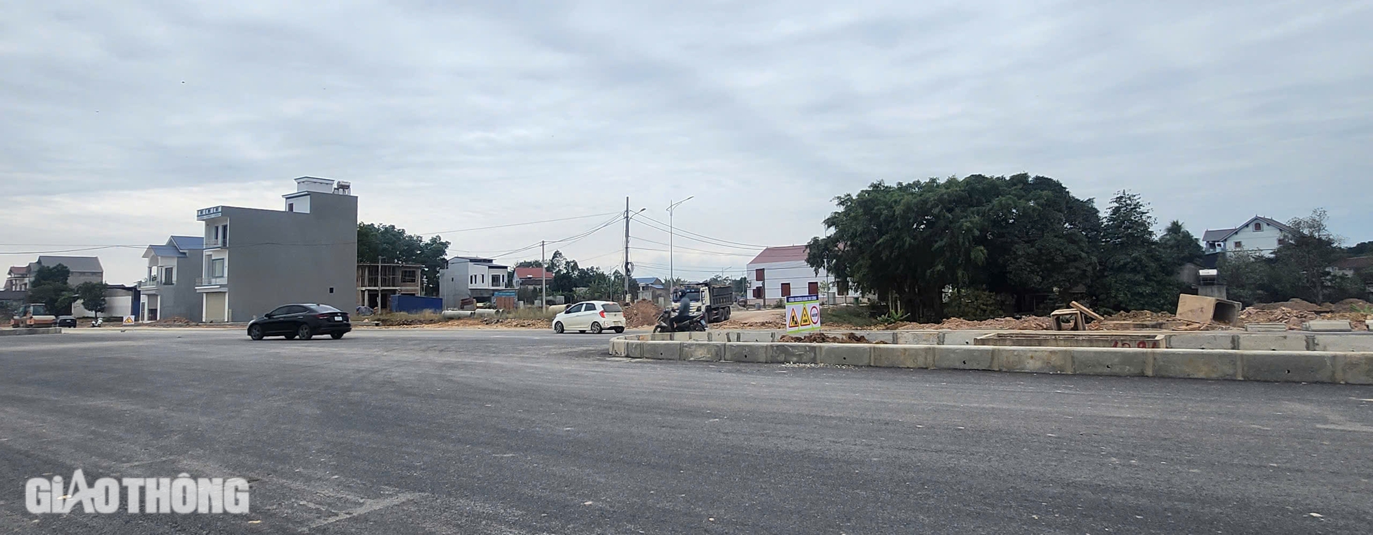 Nguy hiểm r&igrave;nh rập ở ng&atilde; tư giao cắt với đường li&ecirc;n v&ugrave;ng tại Th&aacute;i Nguy&ecirc;n- Ảnh 6.