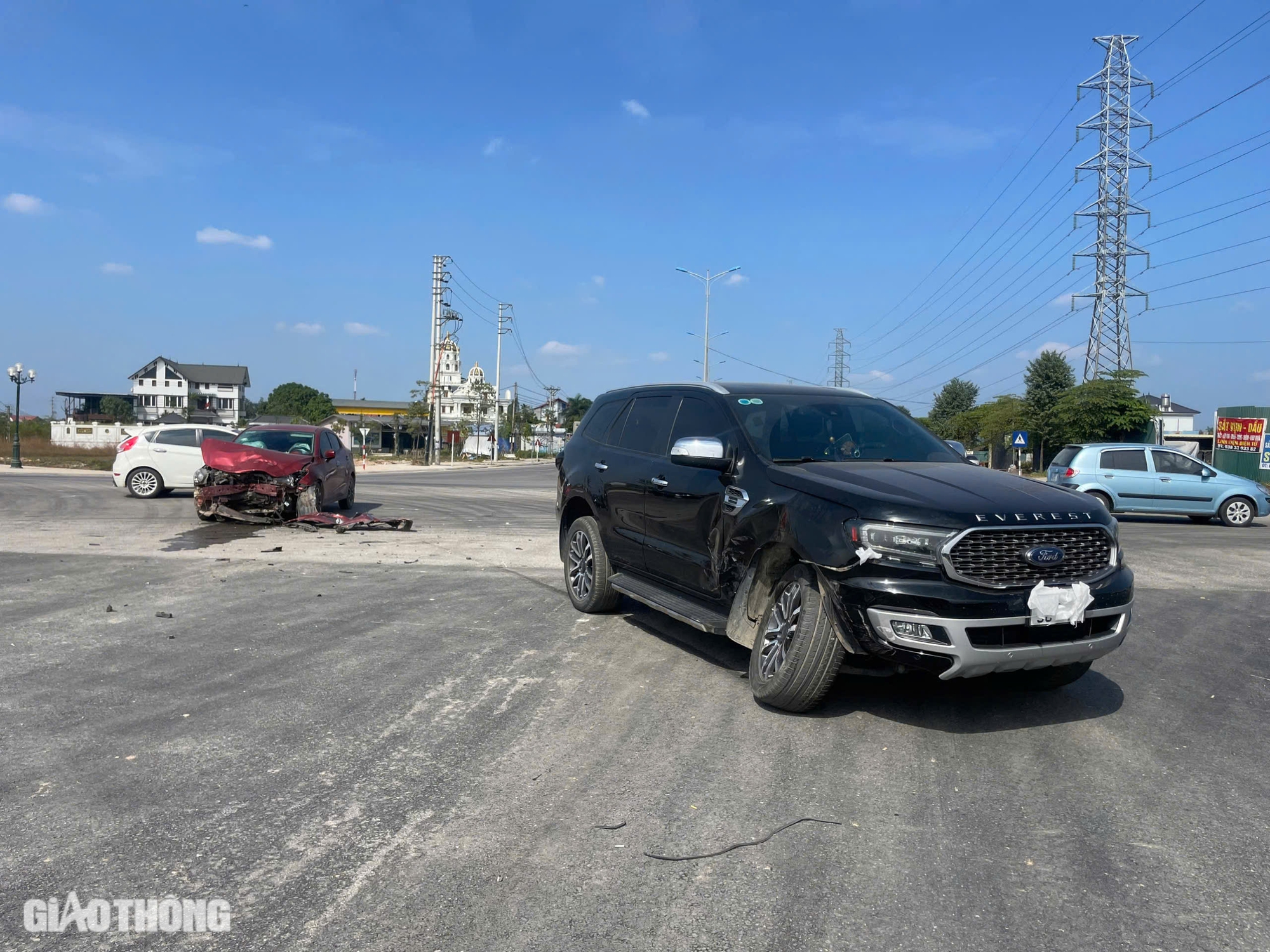 Nguy hiểm r&igrave;nh rập ở ng&atilde; tư giao cắt với đường li&ecirc;n v&ugrave;ng tại Th&aacute;i Nguy&ecirc;n- Ảnh 12.