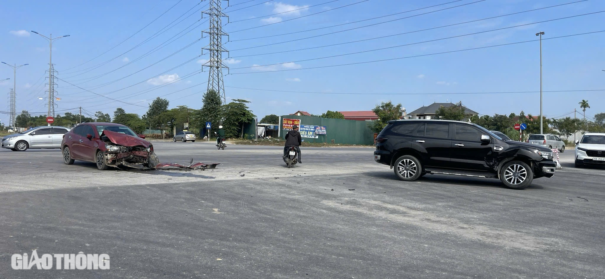 Nguy hiểm r&igrave;nh rập ở ng&atilde; tư giao cắt với đường li&ecirc;n v&ugrave;ng tại Th&aacute;i Nguy&ecirc;n- Ảnh 14.