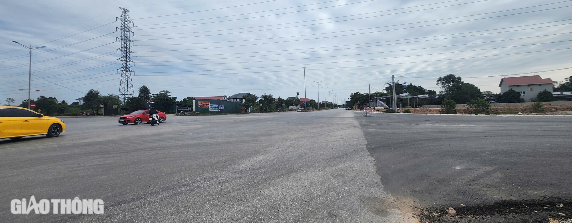 Nguy hiểm r&igrave;nh rập ở ng&atilde; tư giao cắt với đường li&ecirc;n v&ugrave;ng tại Th&aacute;i Nguy&ecirc;n- Ảnh 4.