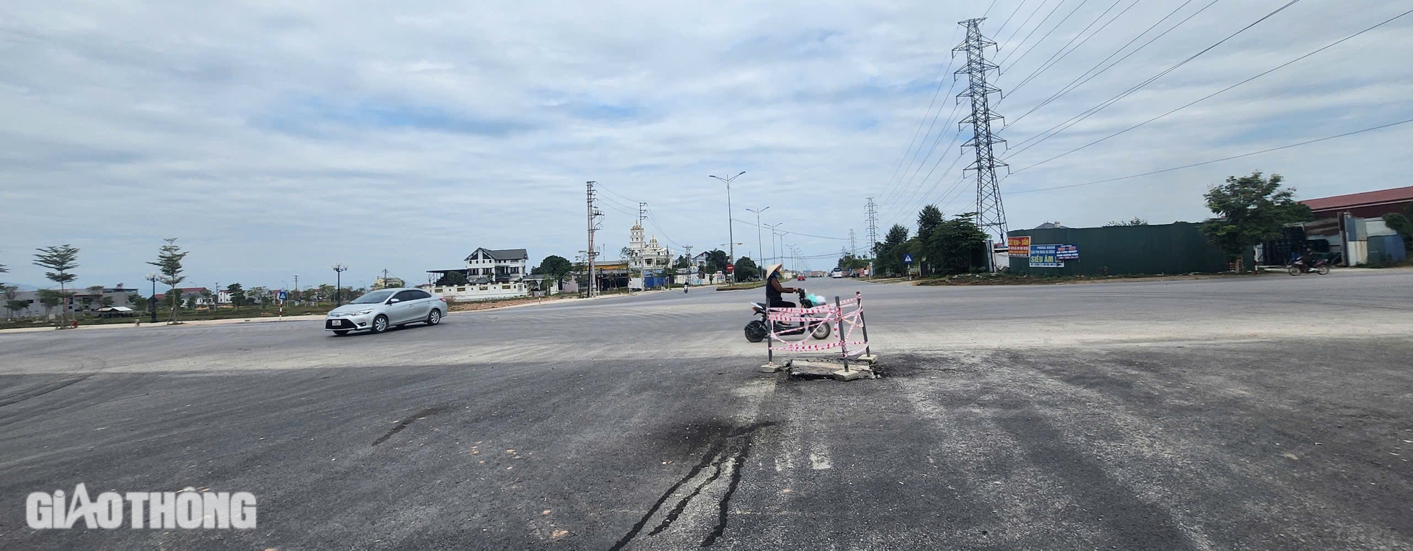 Nguy hiểm r&igrave;nh rập ở ng&atilde; tư giao cắt với đường li&ecirc;n v&ugrave;ng tại Th&aacute;i Nguy&ecirc;n- Ảnh 2.