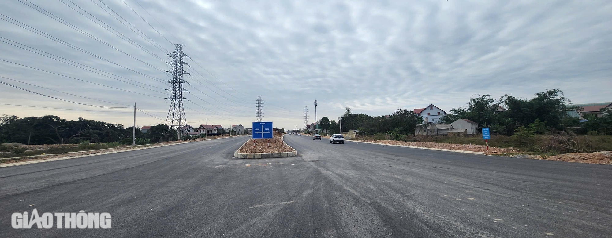 Nguy hiểm r&igrave;nh rập ở ng&atilde; tư giao cắt với đường li&ecirc;n v&ugrave;ng tại Th&aacute;i Nguy&ecirc;n- Ảnh 5.