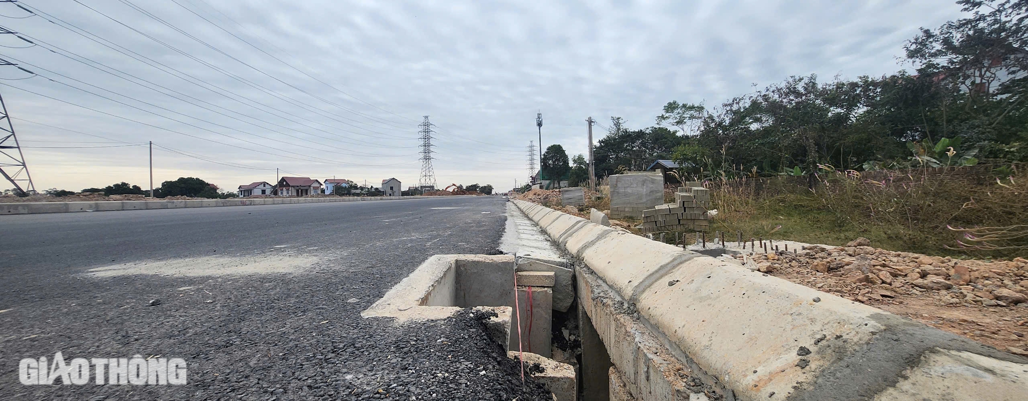 Nguy hiểm r&igrave;nh rập ở ng&atilde; tư giao cắt với đường li&ecirc;n v&ugrave;ng tại Th&aacute;i Nguy&ecirc;n- Ảnh 10.