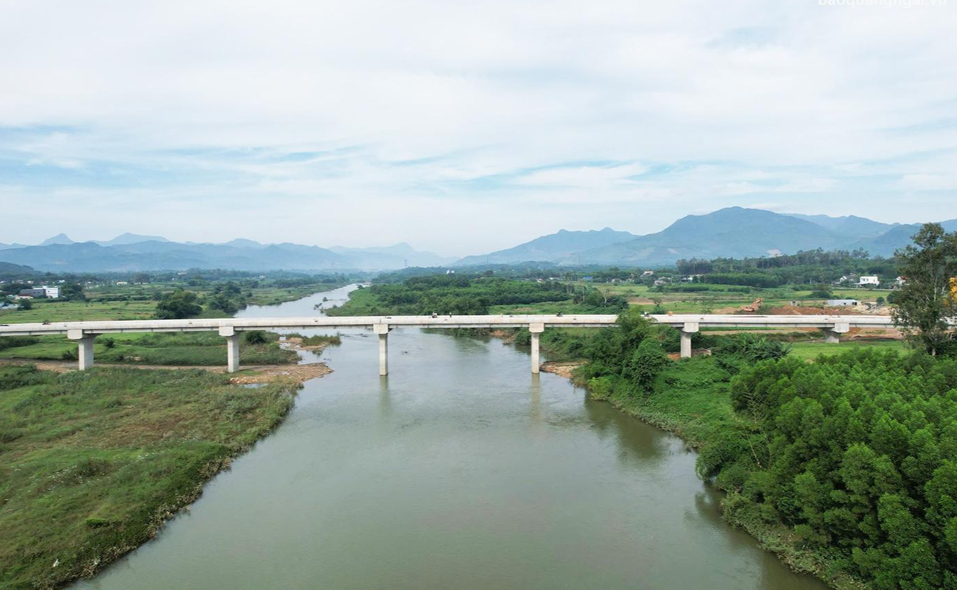 Bức tranh hạ tầng giao thông ở huyện cửa ngõ Bắc Quảng Ngãi ngày càng hoàn thiện- Ảnh 4. Bức tranh hạ tầng giao thông ở huyện cửa ngõ Bắc Quảng Ngãi ngày càng hoàn thiện- Ảnh 4.