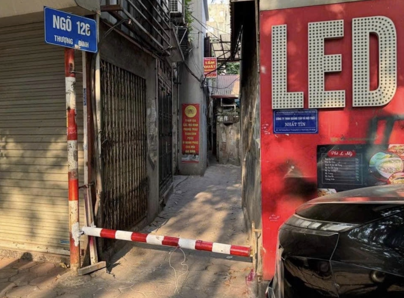 Th&aacute;o barie chặn xe m&aacute;y v&agrave;o ng&otilde; ở H&agrave; Nội, đề xuất cử c&ocirc;ng an chốt trực- Ảnh 1.