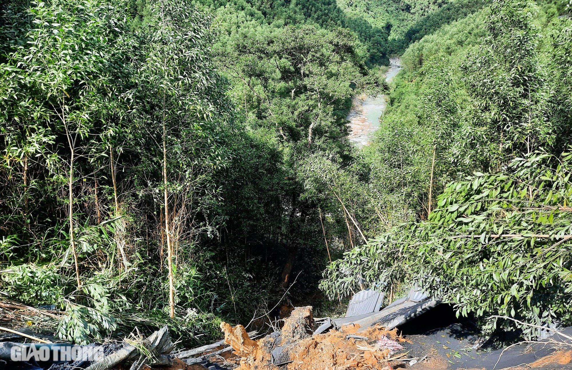 Cận cảnh hiện trường cứu hộ xe đầu k&eacute;o lao xuống vực b&ecirc;n quốc lộ 49- Ảnh 3.