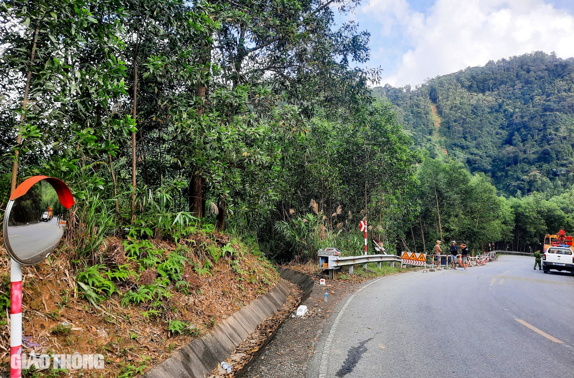 Cận cảnh hiện trường cứu hộ xe đầu k&eacute;o lao xuống vực b&ecirc;n quốc lộ 49- Ảnh 7.