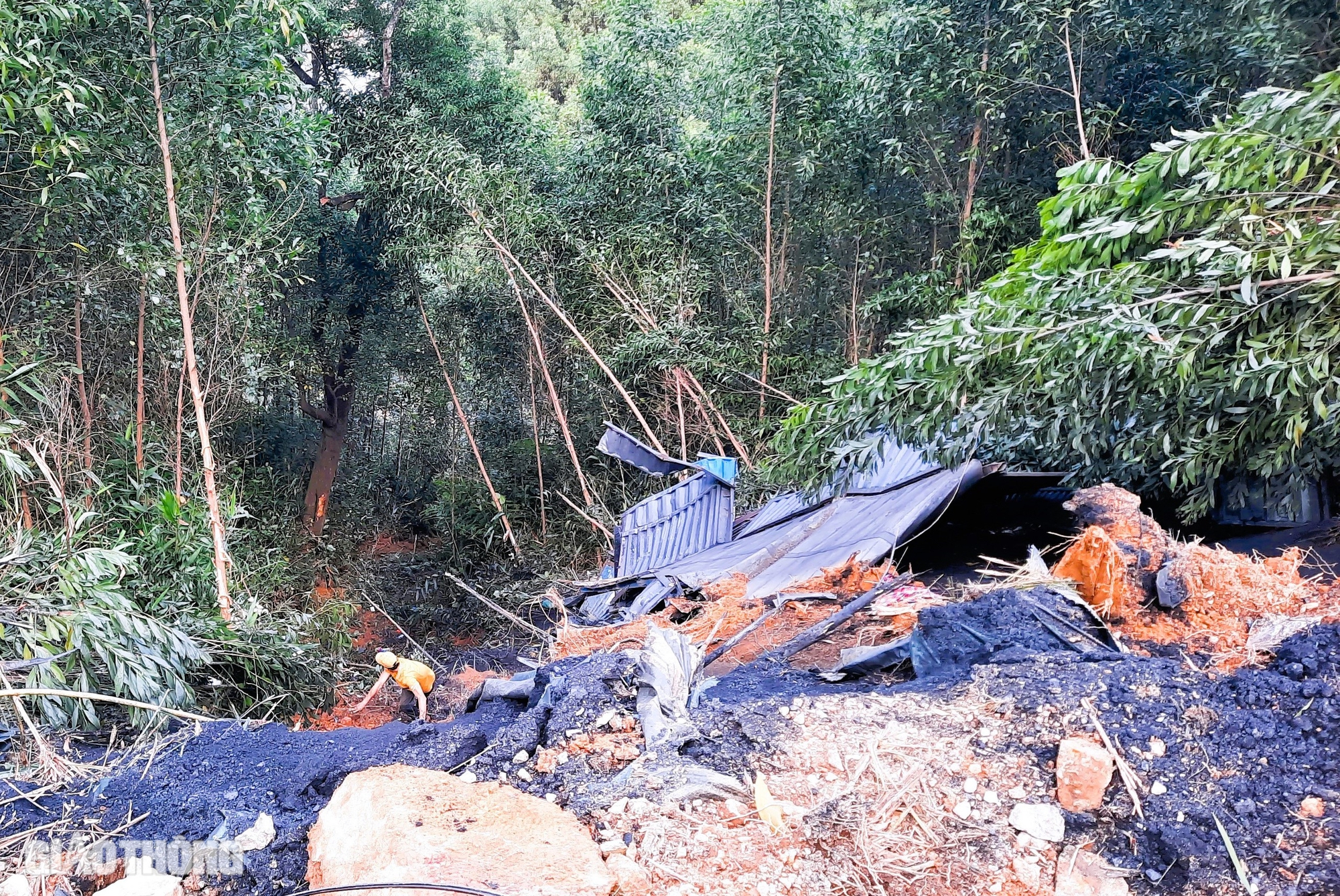 Cận cảnh hiện trường cứu hộ xe đầu k&eacute;o lao xuống vực b&ecirc;n quốc lộ 49- Ảnh 8.