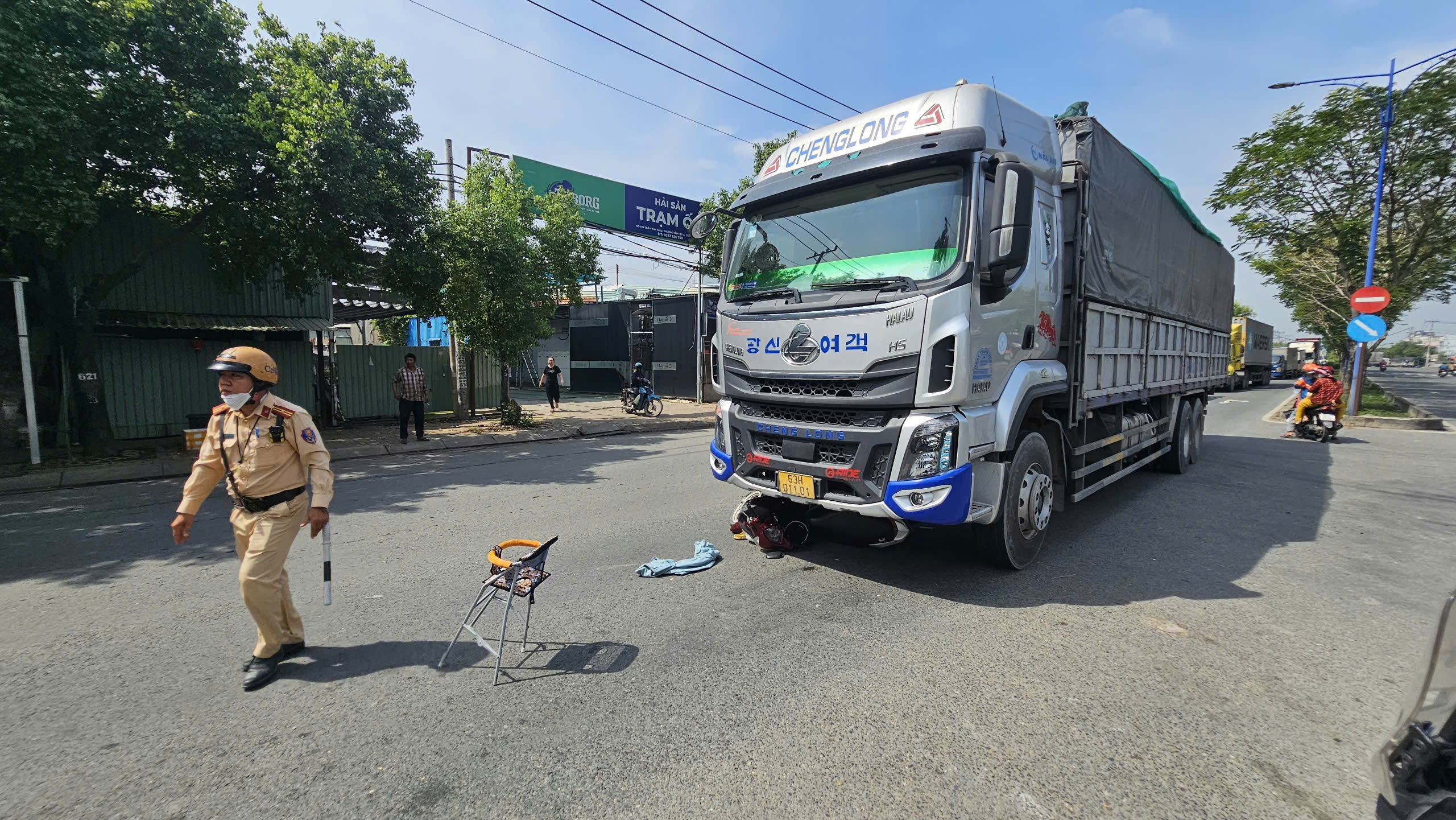 Lách qua xe tải để sang đường, hai mẹ con đi xe máy bị cuốn vào gầm- Ảnh 2. Lách qua xe tải để sang đường, hai mẹ con đi xe máy bị cuốn vào gầm- Ảnh 2.