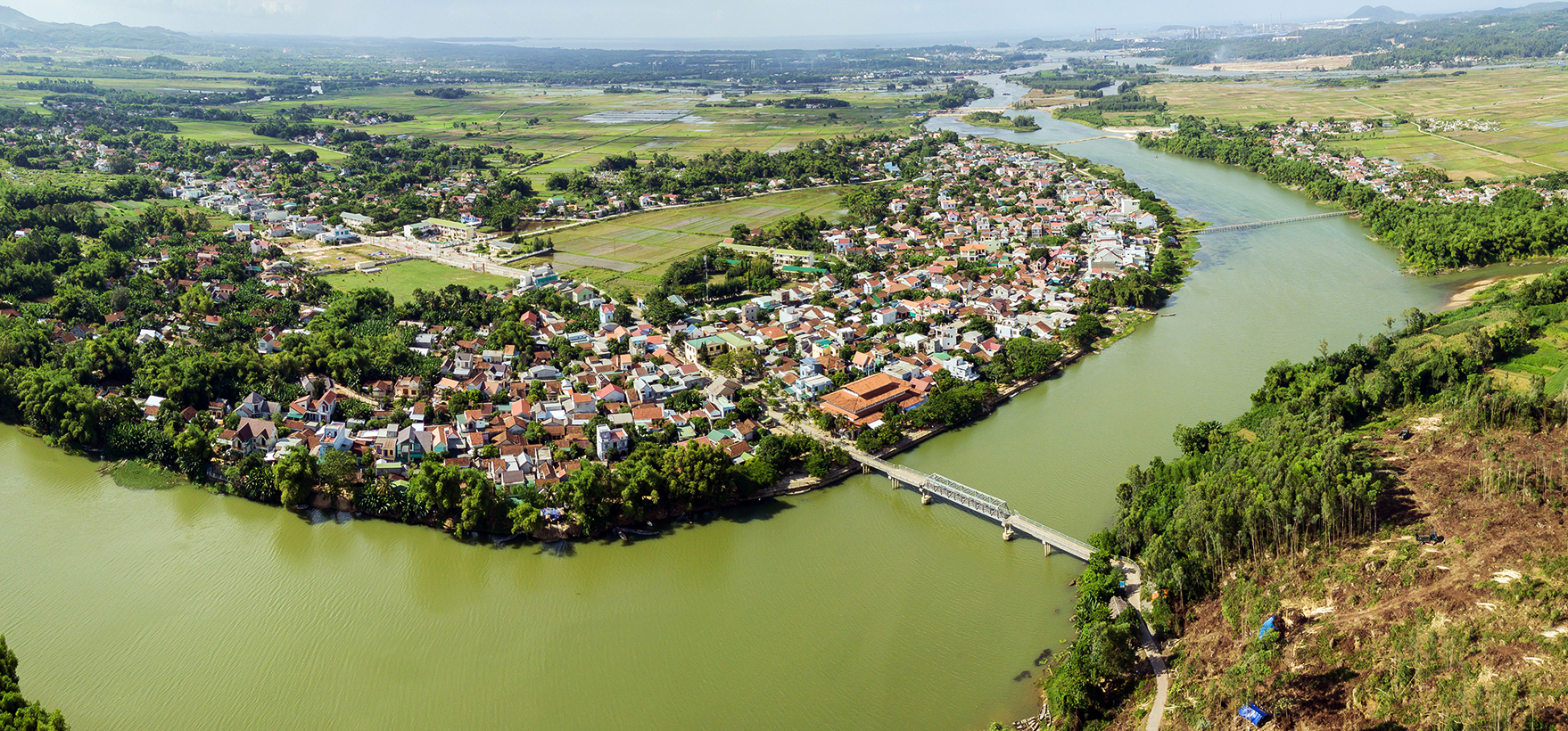 Bức tranh hạ tầng giao thông ở huyện cửa ngõ Bắc Quảng Ngãi ngày càng hoàn thiện- Ảnh 1. Bức tranh hạ tầng giao thông ở huyện cửa ngõ Bắc Quảng Ngãi ngày càng hoàn thiện- Ảnh 1.