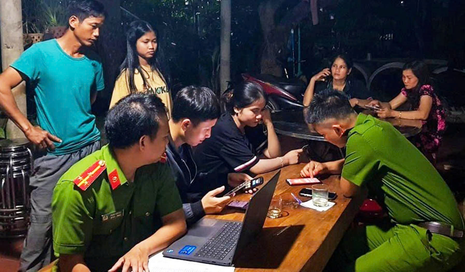 Quảng Ngãi nâng cao nhận thức về phòng, chống lừa đảo trên không gian mạng cho người dân- Ảnh 3. Quảng Ngãi nâng cao nhận thức về phòng, chống lừa đảo trên không gian mạng cho người dân- Ảnh 3.