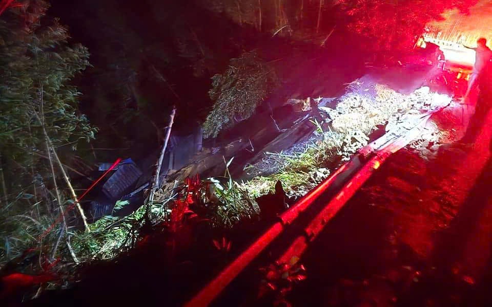 Xe đầu k&eacute;o rơi xuống vực đoạn QL49 qua Huế, t&agrave;i xế bị thương nặng