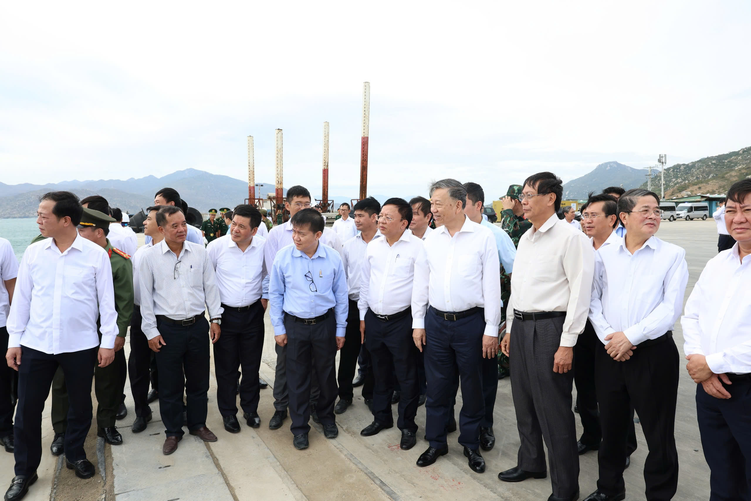 Tổng B&iacute; thư T&ocirc; L&acirc;m kiểm tra vị tr&iacute; x&acirc;y dựng nh&agrave; m&aacute;y điện hạt nh&acirc;n Ninh Thuận- Ảnh 3.