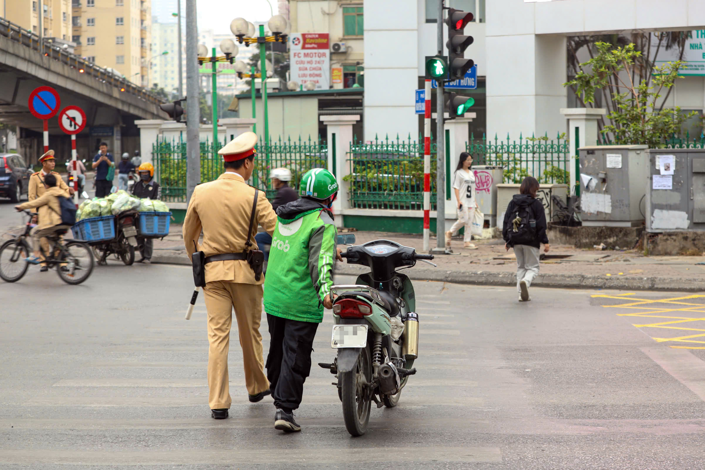 H&agrave;ng loạt t&agrave;i xế ngỡ ng&agrave;ng v&igrave; CSGT xử mạnh vi phạm dừng đ&egrave;n đỏ sai vạch- Ảnh 2.