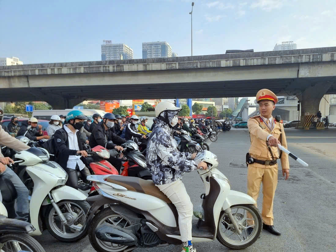 H&agrave;ng loạt t&agrave;i xế ngỡ ng&agrave;ng v&igrave; CSGT xử mạnh vi phạm dừng đ&egrave;n đỏ sai vạch- Ảnh 1.