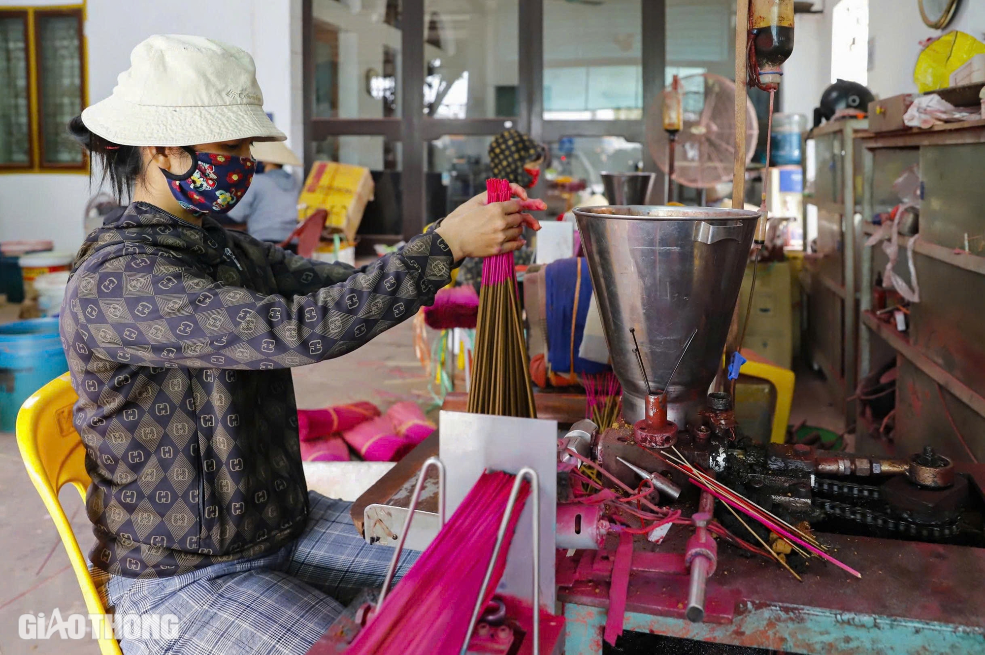 Làng làm hương thủ công lớn nhất Hà Nội tất bật chuẩn bị hàng Tết- Ảnh 4. Làng làm hương thủ công lớn nhất Hà Nội tất bật chuẩn bị hàng Tết- Ảnh 4.