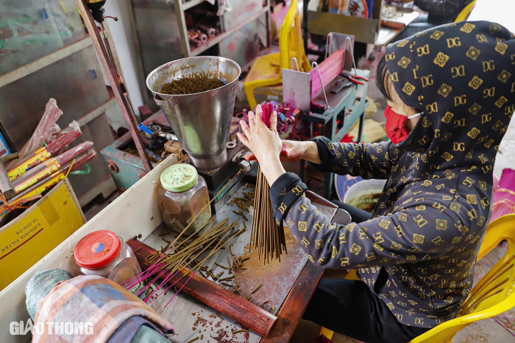 Làng làm hương thủ công lớn nhất Hà Nội tất bật chuẩn bị hàng Tết- Ảnh 9. Làng làm hương thủ công lớn nhất Hà Nội tất bật chuẩn bị hàng Tết- Ảnh 9.