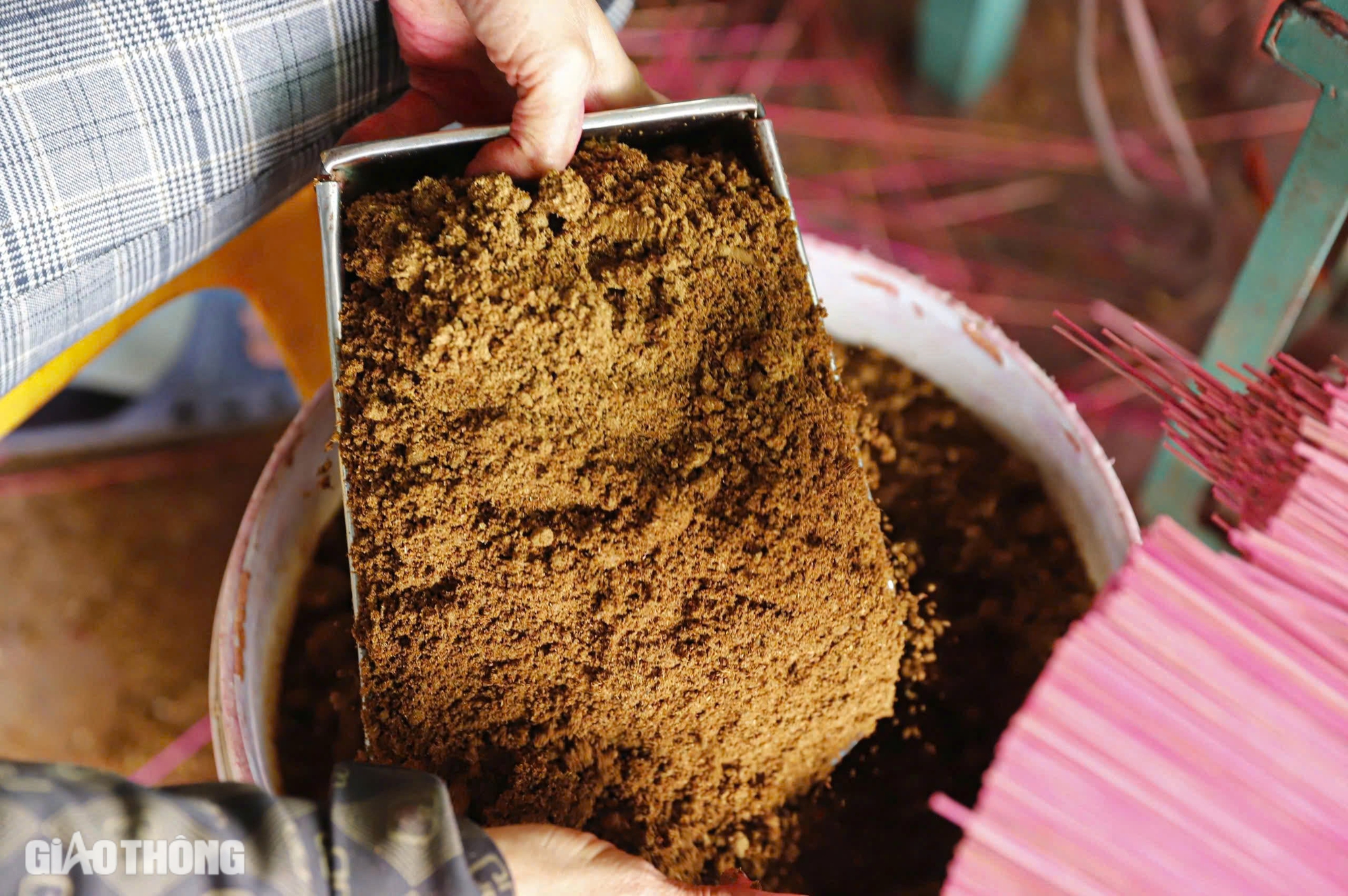 Làng làm hương thủ công lớn nhất Hà Nội tất bật chuẩn bị hàng Tết- Ảnh 3. Làng làm hương thủ công lớn nhất Hà Nội tất bật chuẩn bị hàng Tết- Ảnh 3.