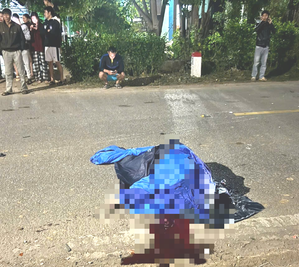 T&ocirc;ng tr&uacute;ng &ocirc; t&ocirc; đỗ b&ecirc;n đường, hai cha con người đi xe m&aacute;y tử vong- Ảnh 1.