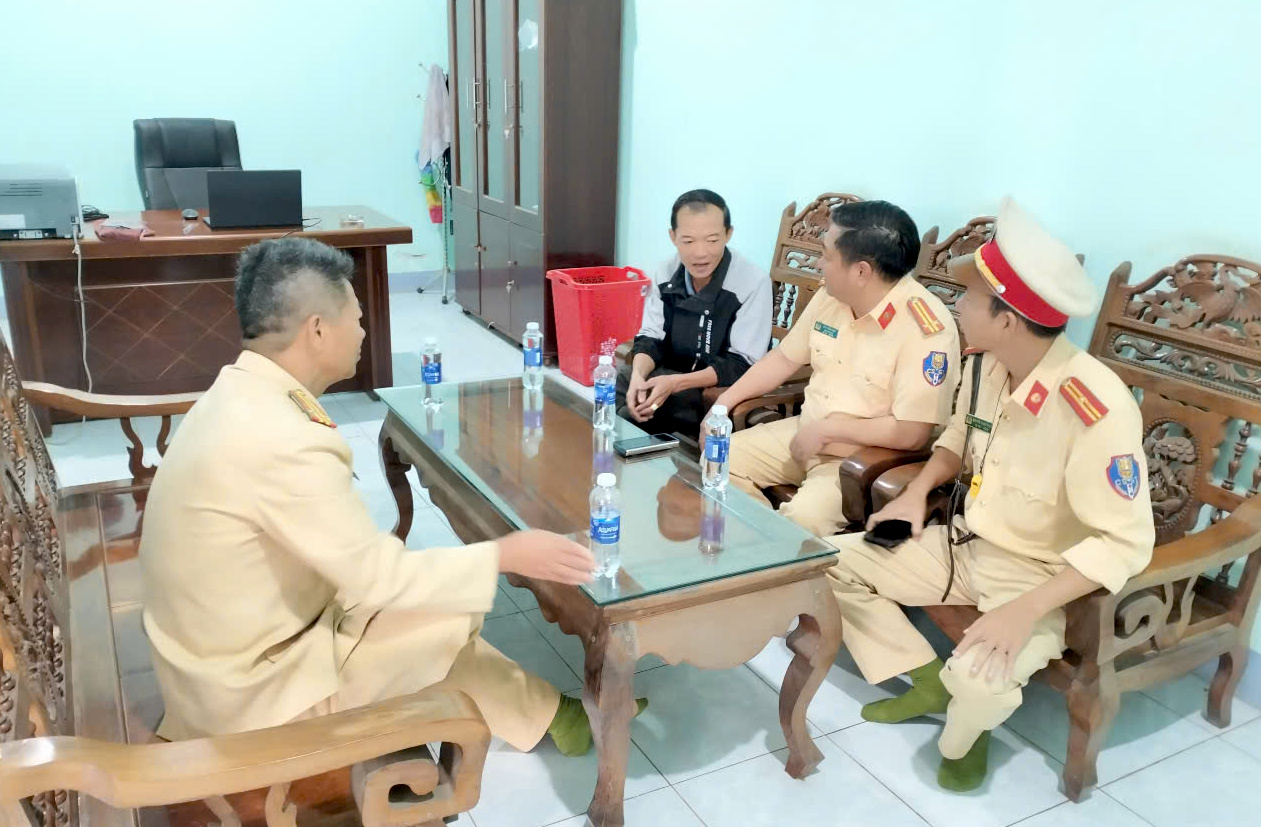 Xe hết đăng kiểm, chở h&agrave;ng rơi v&atilde;i sau phản &aacute;nh của B&aacute;o Giao th&ocirc;ng bị phạt 16,5 triệu- Ảnh 2.