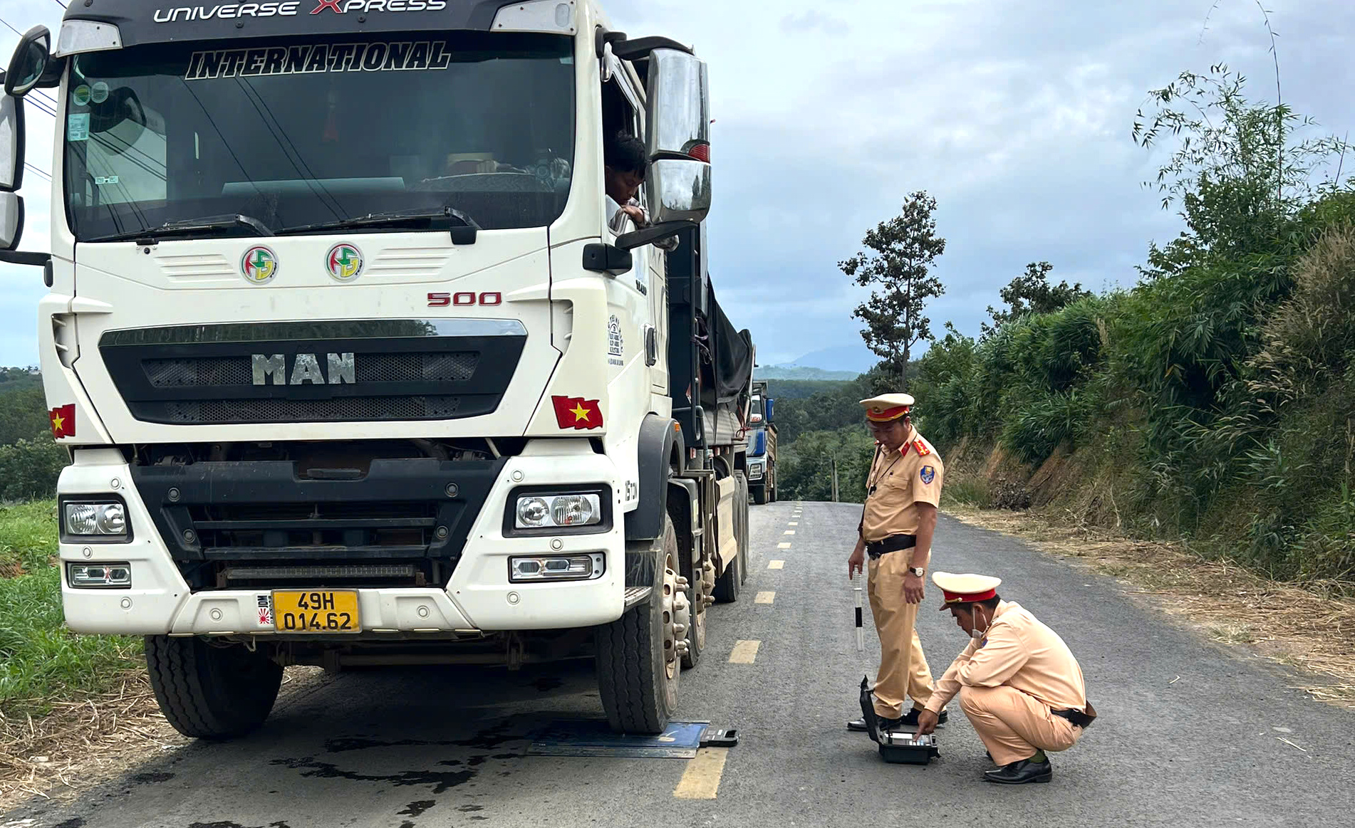 Xe hết đăng kiểm, chở h&agrave;ng rơi v&atilde;i sau phản &aacute;nh của B&aacute;o Giao th&ocirc;ng bị phạt 16,5 triệu- Ảnh 1.